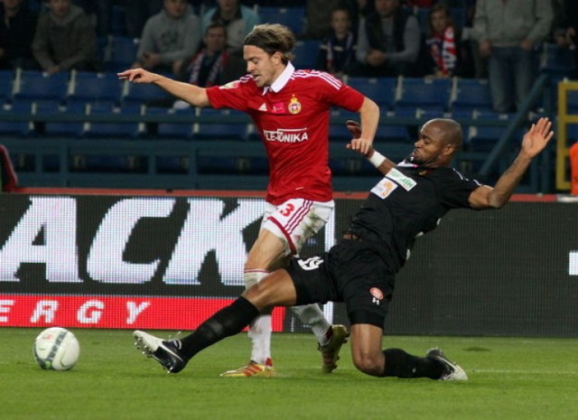 Daniel Sikorski z Wisły w starciu o piłkę z Ugochuwu Ukahem z Jagiellonii, podczas meczu w październiku 2012 r.