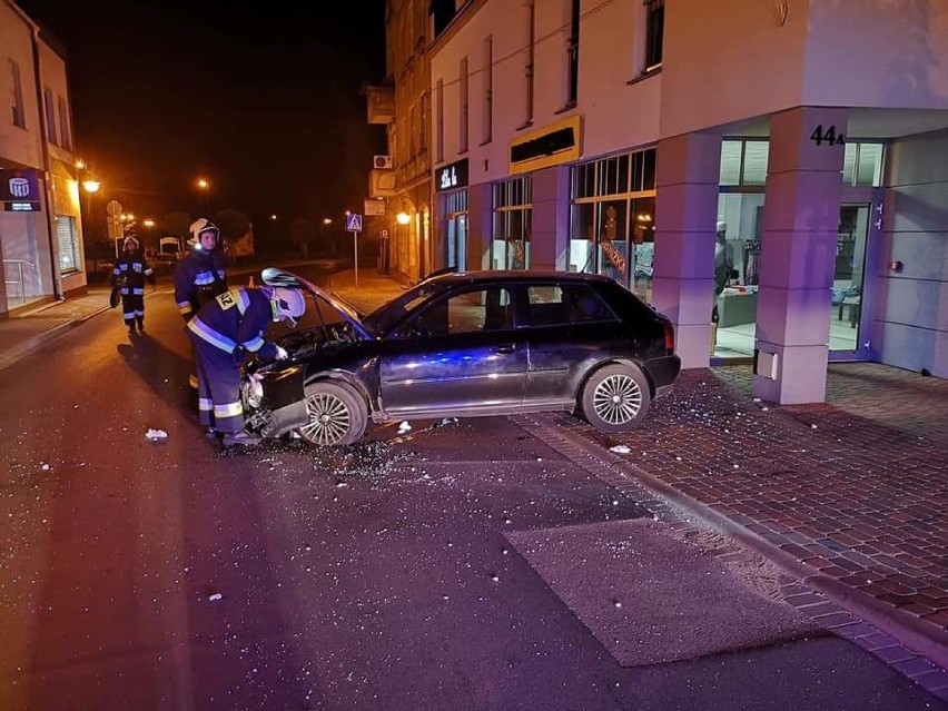 Nocny wypadek w Zbąszyniu. Auto uderzyło w sklep! [NOWE INFORMACJE i ZDJĘCIA]