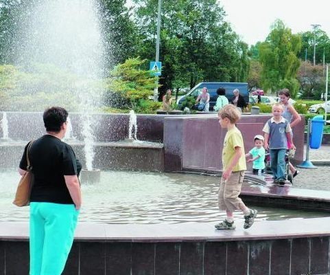 W upalne dni dzieci i dorośli chętnie chłodzą się w fontannie przy ulicy Śródmiejskiej