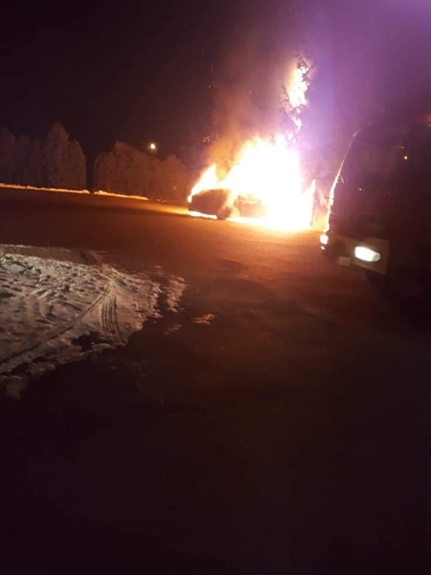 W nocy na parkingu w Mszanie Dolnej zapalił się samochód. Z...