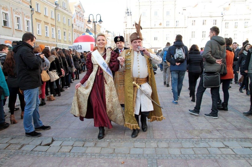 Maturzyści zatańczyli poloneza na Rynku w Opolu [zdjęcia, wideo] 