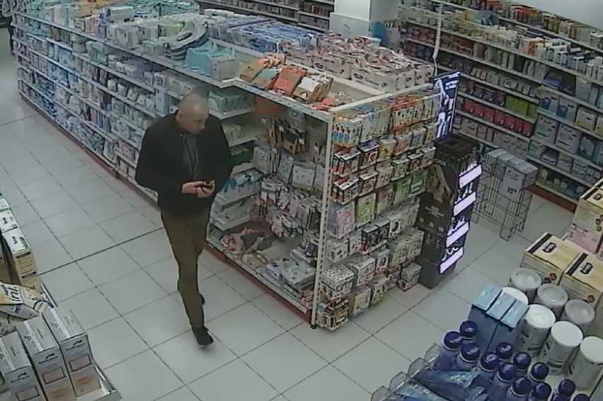 Ten mężczyzna jest podejrzany o kradzież w jednej z drogerii...