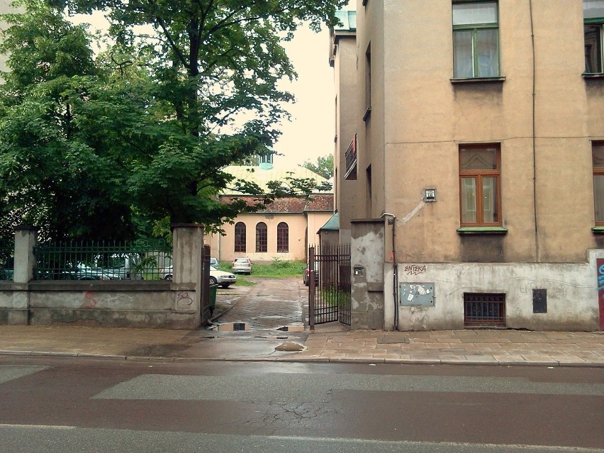 W głębi podwórka w Łodzi przy ul. Żeromskiego 56 stoi...
