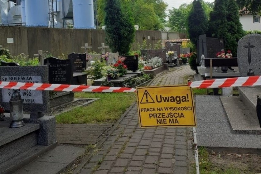 Horror na cmentarzu w Ustce. Z nieba spadła metalowa dzida [ZDJĘCIA]