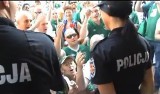 Euro 2012 Poznań - Kibice z Irlandii podrywają polską policjantkę [WIDEO]