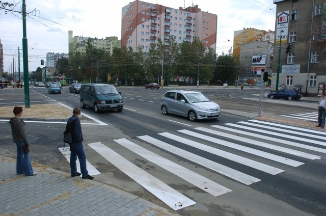 Omijanie pojazdu, który jechał w tym samym kierunku, lecz zatrzymał się w celu ustąpienia pierwszeństwa pieszemu - 500 zł