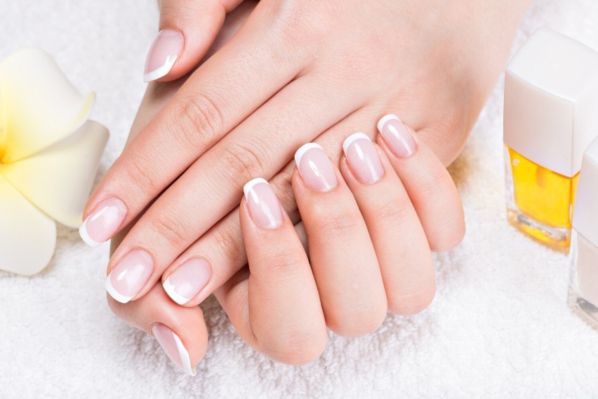 Francuski manicure to modna stylizacja paznokci, która...