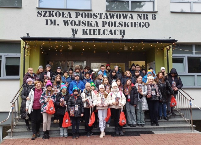 Zdjęcie wszystkich tegorocznych wolontariuszy z SP nr 8 w Kielcach. Więcej fotografii na kolejnych slajdach >>>