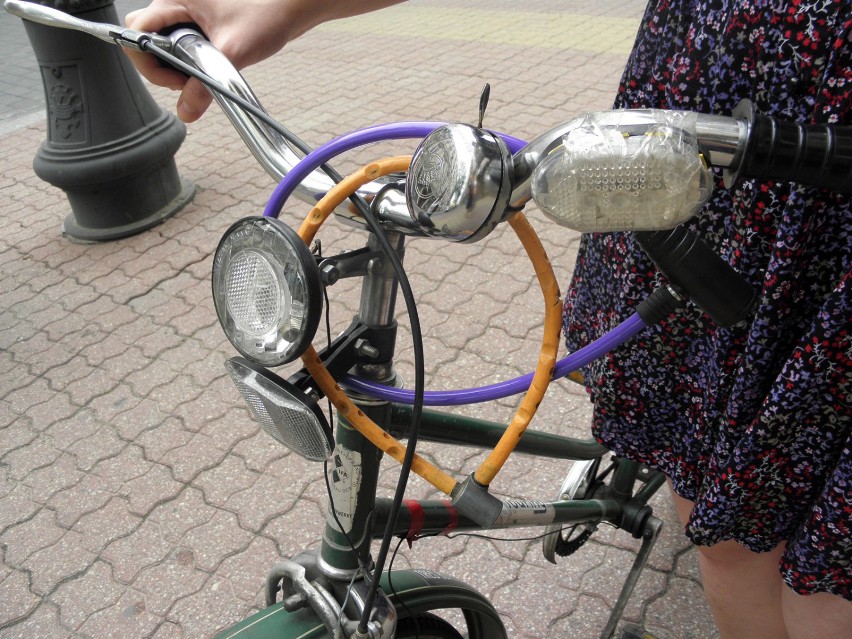 Nina ma bzika na punkcie kolorowych zapięć do roweru