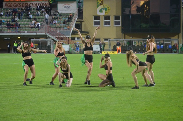 Cheerleaderki prezentują się kibicom m.in. w trakcie meczów GKS Bełchatów i PGE Skry Bełchatów