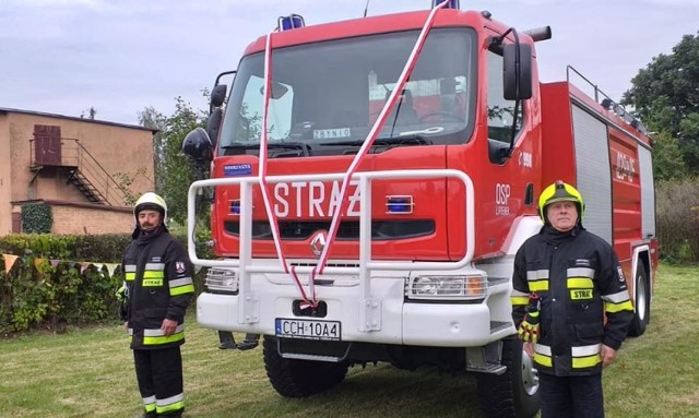 Pojazd z dumą prezentują (od lewej) druh Dariusz Lewandowski oraz  Zbigniew Samoraj, zastępca naczelnika