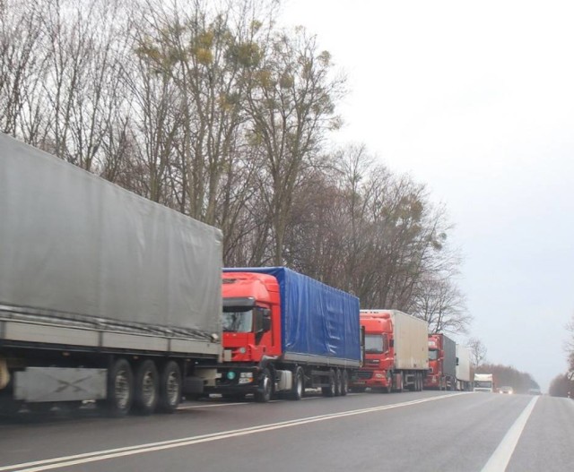 W Dorohusku i Hrebennem kierowcy tirów godzinami stoją w kolejkach do odprawy