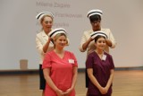 Uroczystość czepkowania w Akademii Nauk Stosowanych w Wałbrzychu. 23 nowe pielęgniarki ukończyły studia w 2023 roku - dużo zdjęć