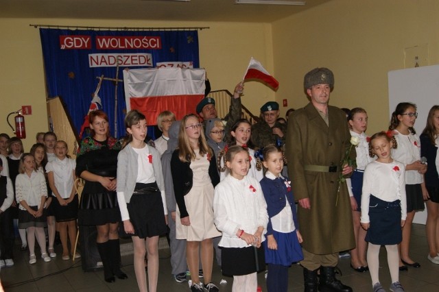 Akademia z okazji Dnia Niepodległości w wykonaniu uczniów ze Szkoły Podstawowej nr 4 w Rawie