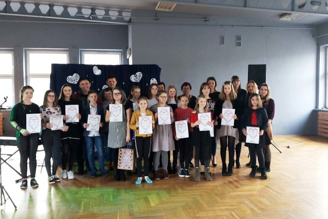 Szkoła Podstawowa nr 16 w Kaliszu zorganizowała Międzyszkolny Konkurs Piosenki Romantycznej