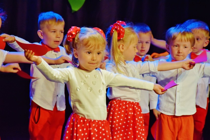 Dzień Mamy i Taty Przedszkola nr 1 w Sieradzu 2018. Maluchy zaprosiły rodziców na występy do teatru (zdjęcia)