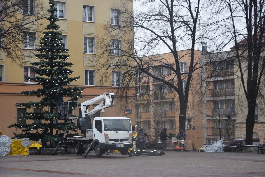 Montaż ozdób świątecznych na placu Baczyńskiego w Tychach