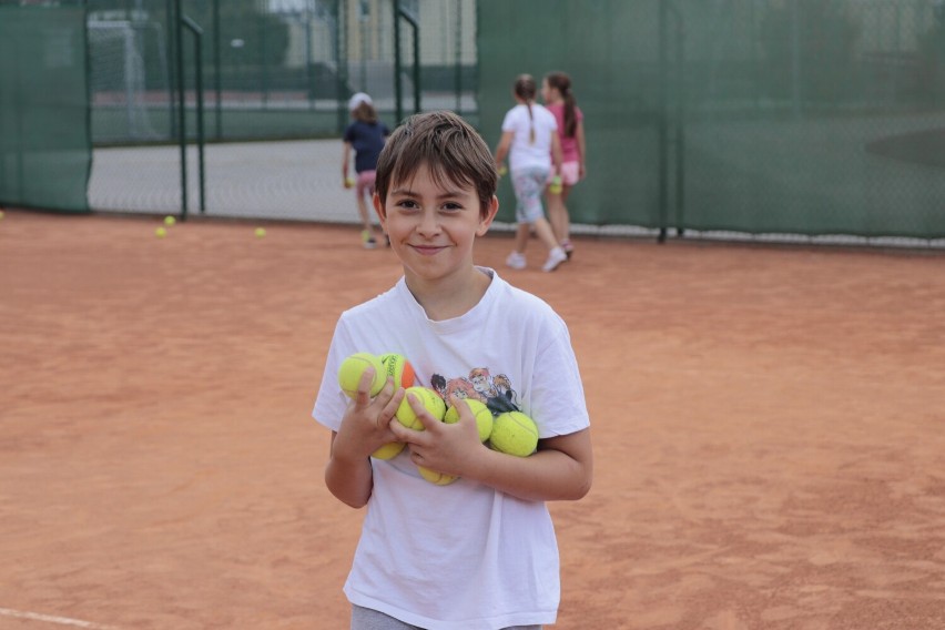 Koniec zajęć wakacyjnej Akademii tenisa ziemnego dla dzieci z SM Piast w Złotowie. Od jutra zajęcia z wf-u będą w szkole.