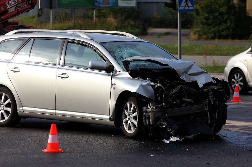 Wypadek na ulicy Jaworzyńskiej w Legnicy (ZDJĘCIA)