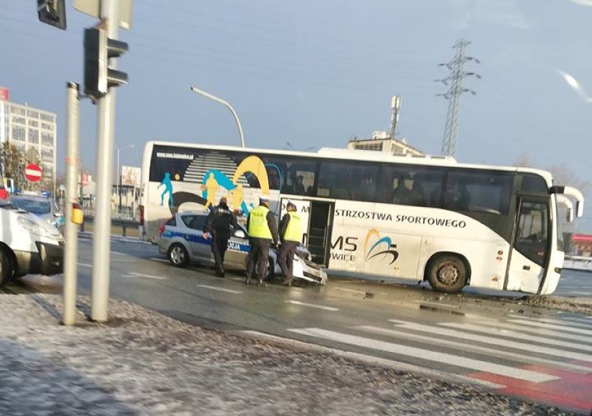 Katowice: Wypadek na DTŚ. Autokar zderzył się radiowozem, ranni policjanci [ZDJĘCIA]
