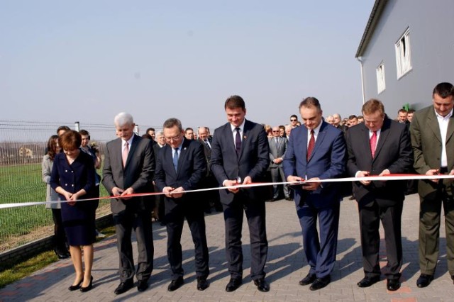 Nowoczesna biogazownia w Sobawinach. W jej otwarciu uczestniczyli m.in. Waldemar Pawlak, były minister gospodarki i Artur Bagieński, wicemarszałek województwa łodzkiego