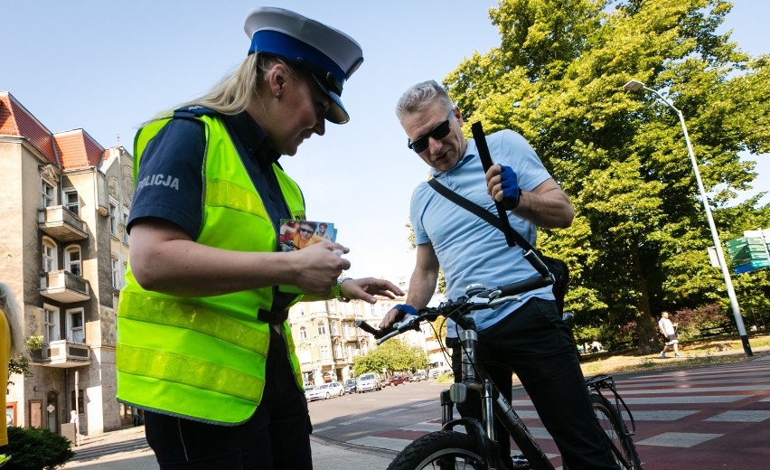 Policjanci rozdawali odblaski i sprawdzali rowery na pl. Grunwaldzkim [ZDJĘCIA]