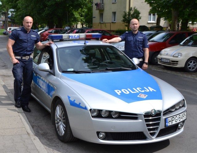 Na zdjęciu oświęcimscy policjanci, którzy już po raz kolejny uratowali niedoszłego samobójcę