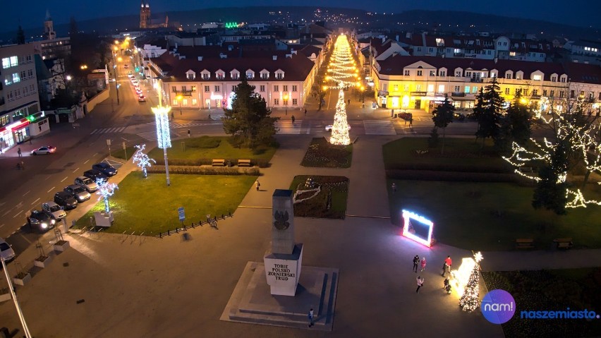 Iluminacje świąteczne 2020 we Włocławku na placu Wolności i...