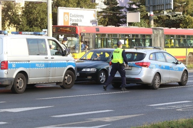 Pijany kierowca wjechał pod prąd na Powstańców Śląskich, chwilę później doszło do wypadku