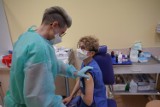 Nowy Sącz. Będą obowiązkowe szczepienia na COVID wśród służby zdrowia? Ilu medyków zaszczepiło się w regionie sądeckim?
