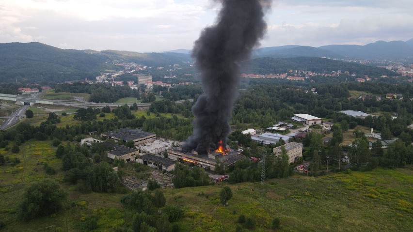 Kłęby dymu nad Białym Kamieniem. Pożar w bazie transportowej przy ul. Ludowej w Wałbrzychu [ZDJĘCIA]