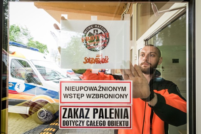 Ratownicy medyczni organizują protesty od dobrych kilku lat konsekwentnie domagając się podwyżek wynagrodzeń i dostrzegania ich w rozwiązaniach legislacyjnych (zdjęcie archiwalne z roku 2017).