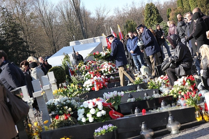 Uroczystości upamiętniające ofiary katastrofy smoleńskiej na wojskowych Powązkach