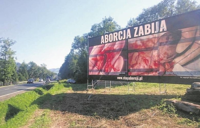 To ten antyaborcyjny plakat stanął latem przy zakopiance