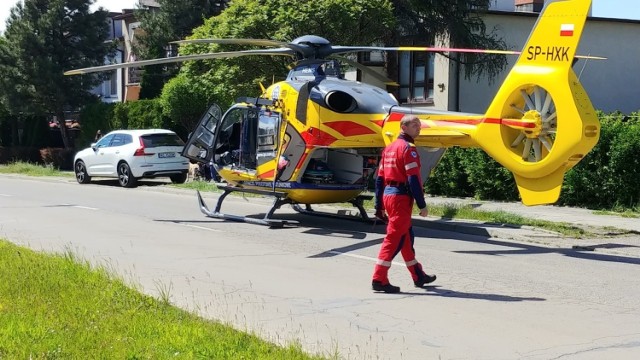 Interwencja śmigłowca Lotniczego Pogotowia Ratunkowego w Tychach. Kobieta trafiła do szpitala w Katowicach.

Zobacz kolejne zdjęcia. Przesuwaj zdjęcia w prawo - naciśnij strzałkę lub przycisk NASTĘPNE