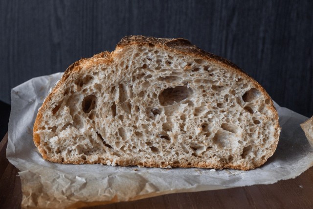 Eksperci radzą jak upiec chleb w domu. Wystarczą trzy składniki