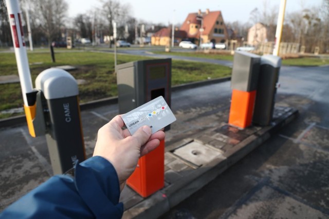 Oto kilka przykładów osób, które stracą na zmianach. Ale stracą także mieszkańcy Wrocławia, bo te osoby nie będą już chciały przesiąść się na komunikację miejską i będą korkowały miasto.

1. Pan Jacek ma 35 lat, mieszka i pracuje w Oleśnicy, przyjeżdża do Wrocławia na studia zaoczne w weekendy. Do tej pory parkował w centrum miasta, ale wolałby zostawić samochód na obrzeżu, i dojeżdżać do uczelni tramwajem, bo nie chce mu się szukać miejsc parkingowych w centrum. Najwygodniej byłoby mu płacić kartą płatniczą, ale nie ma takiej możliwości. Może wyrobić kartę miejską, ale to wymaga dodatkowych dwóch wizyt we Wrocławiu w tygodniu, kiedy pracuje – żeby złożyć wniosek o kartę i drugi raz po odbiór. Optymalnym rozwiązaniem jest kupowanie biletu upoważniającego do wjazdu na parking ze szlabanem przez aplikację URBANCARD lub SkyCash.

2. Pani Maria ma 54 lata, przyjeżdża kilka razy w miesiącu do Wrocławia z Oławy, żeby opiekować się wnuczką. Do tej pory parkowała na parkingu przy Głubczyckiej i Opolskiej. Chciałaby po zostawieniu samochodu przesiąść się na rower, żeby podróżować po mieście ekologicznie. Niestety, opłacenie roweru nie daje możliwości zaparkowania samochodu na parkingu Park & Ride, chociaż rower nie szkodzi środowisku. Poza tym w pobliżu i tak nie ma stacji rowerowej. W takim razie Pani Maria musiałaby wjeżdżać na parking na bilet na karcie miejskiej lub w aplikacji albo też parkować w innym miejscu.

3.Pan Stefan ma 61 lat, przyjeżdża dwa razy w miesiącu do lekarza samochodem z Wróblowic do Wrocławia. Nie ma karty miejskiej. Nie ma też internetu ani komputera; ma telefon komórkowy, ale nie jest to smartfon. Dotychczas parkował na parkingu przy pętli tramwajowej w Leśnicy, i przesiadał się na tramwaj, kupując bilety gotówką. Po zmianie więc nie będzie mógł wjechać na parking. Żeby korzystać z biletu na karcie miejskiej, musiałby kupić komputer i internet w domu lub smartfon z dostępem do internetu, żeby kupić bilet w aplikacji. Oczywiście może też parkować gdzie indziej, ale dla niego to już problem i może się zdecydować na jazdę autem do centrum.