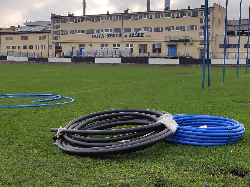 Trwają pracę przy murawie stadionu drużyny JKS Czarni 1910 Jasło [ZDJĘCIA]