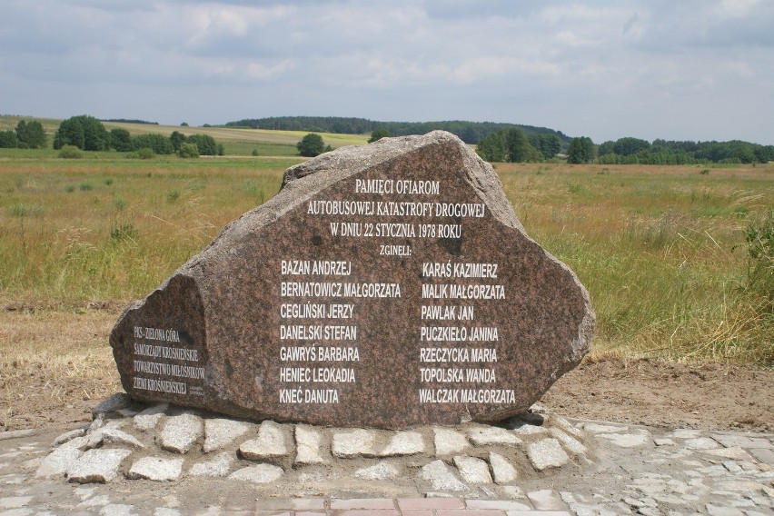 Obelisk, ustawiony przy drodze w miejscu tragedii,...