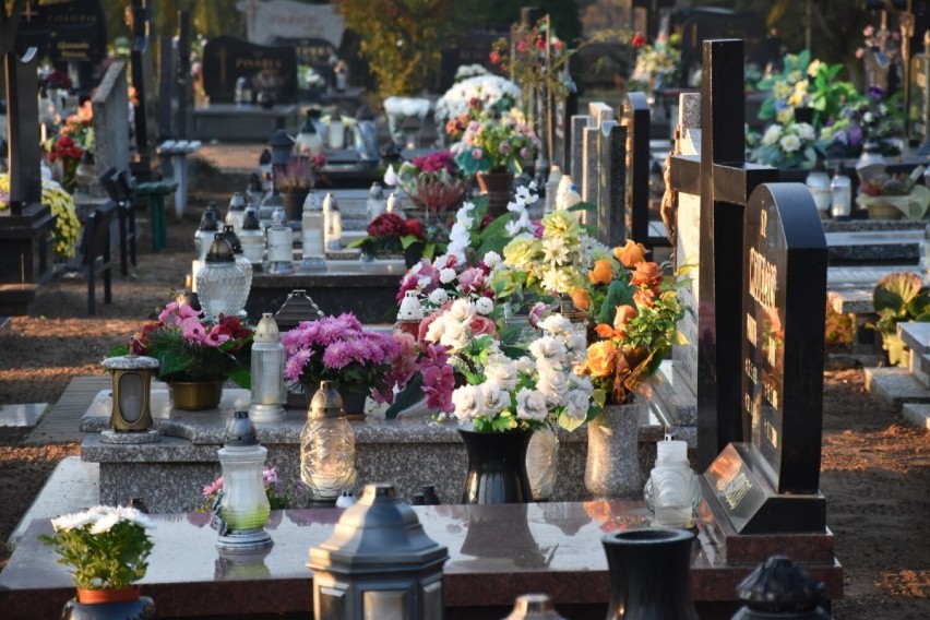 Wszystkich Świętych 2021 Wągrowiec. Dzień Przed świętem Wszystkich Świętych mieszkańcy tłumnie wyruszyli na cmentarze w Wągrowcu 