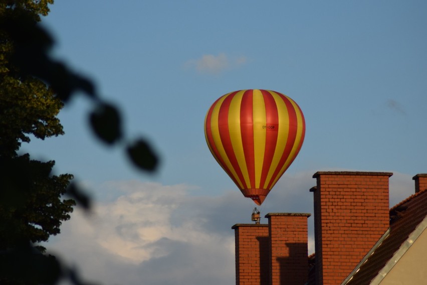 Żółto-czerwony balon nad zachodnimi dzielnicami Szczecinka
