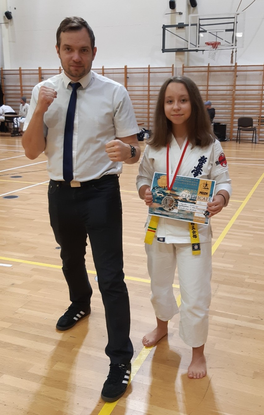 Agata Sobieraj z Klubu Karate Randori w Radomsku na podium mistrzostw w Wieliczce