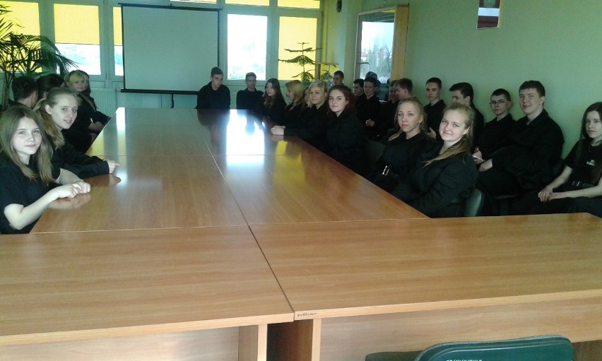Uczniowie ZSP 1 w Radomsku na zajęciach w komendzie