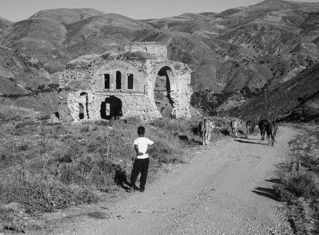 Instytut Grotowskiego. Ślady ruin ormiańskiego kościoła w Palu (Anatolia) – fotografie MagdalenyMądrej można oglądać w Instytucie Grotowskiego (Cafethea, Przejście Żelaźnicze)