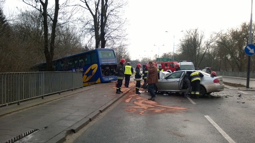 Wypadek miał miejsce na skrzyżowaniu ul.Krakowskiej z ul....