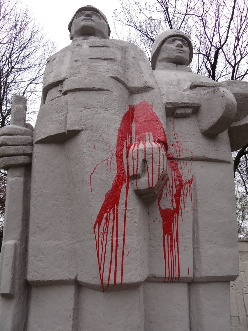 Czerwoną farbą w pomnik "Pogromcom hitleryzmu". Policja szuka sprawcy
