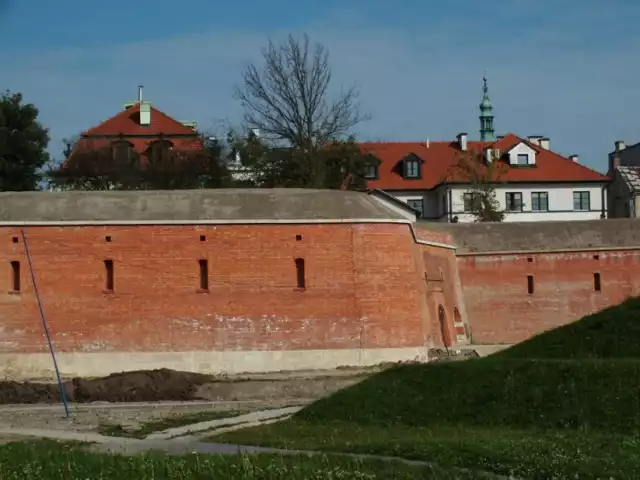 Zamojska twierdza: Miasto tłumaczy się z pęknięć na murach