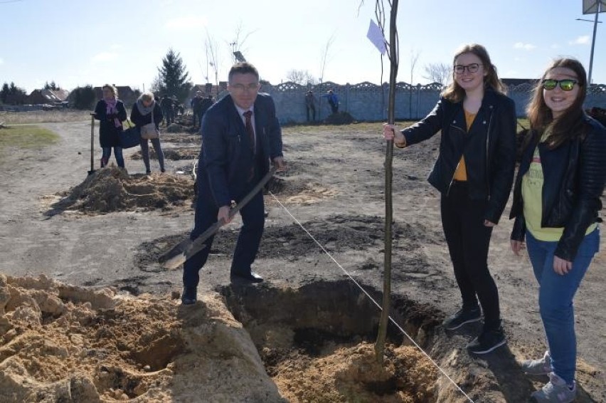 Wielka akcja sadzenia drzew w Szczańcu. Każdy mieszkaniec mógł zasadzić swoje drzewo, a także je nazwać [zdjęcia]