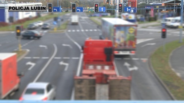 Kierowcy ciężarówek bardzo często przejeżdżają na czerwonym...