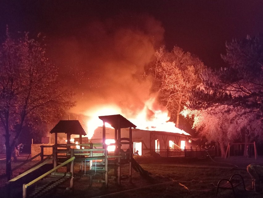 Gmina Kaźmierz. Duży pożar budynku w Komorowie. Obiekt nad jeziorem spłonął doszczętnie [ZDJĘCIA]